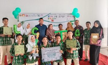 Saat foto bersama Kepsek Guru dan siswa siswi yang juara lomba se Kalimantan
