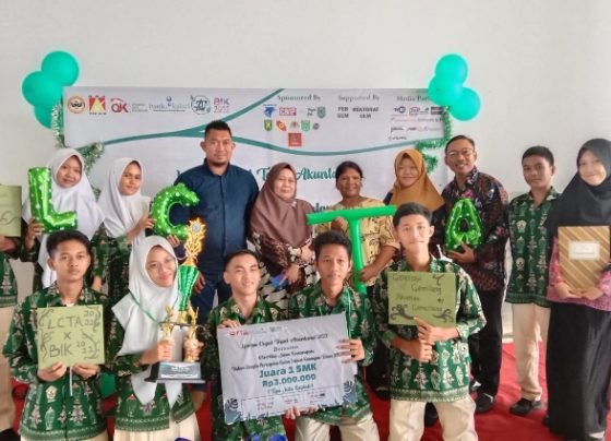 Saat foto bersama Kepsek Guru dan siswa siswi yang juara lomba se Kalimantan