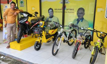 Salah satu Kader Partai Golkar bersama hadiah yang akan disediakan pada acara jalan sehat Sabtu 15 Oktober 2022