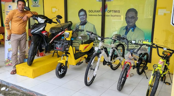 Salah satu Kader Partai Golkar bersama hadiah yang akan disediakan pada acara jalan sehat Sabtu 15 Oktober 2022