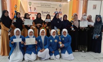 Santriwati Ponpes Darul Amin Sampit jas biru usai menerima piala Juara 1 Lomba Nasyid Remaja Se Kotim