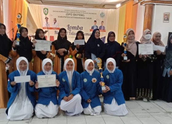 Santriwati Ponpes Darul Amin Sampit jas biru usai menerima piala Juara 1 Lomba Nasyid Remaja Se Kotim