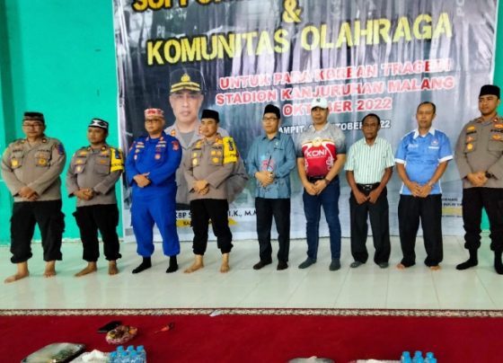 Sekretaris Askab PSSI Kotim Abdurrahman kemeja biru dan Ketua KONI Kotim Ahyar Umar kaos merah berfoto bersama dalam satu kesempatan