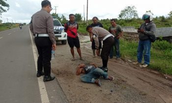 Seorang pria tergeletak di pinggir Jalan Lingkar Kota Utara Jumat 8 Oktober 2022