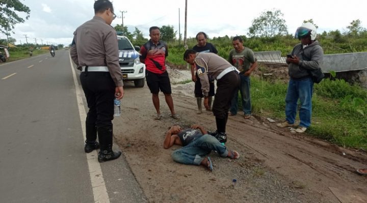 Seorang pria tergeletak di pinggir Jalan Lingkar Kota Utara Jumat 8 Oktober 2022