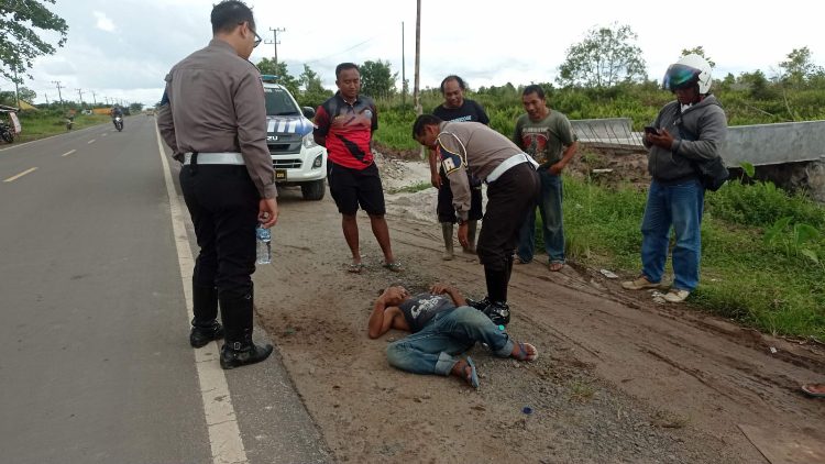 Geger! Seorang Pria Tergeletak di Pinggir Jalan Soekarno Sampit