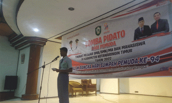 Seorang siswa SMA peserta lomba pidato menyampaikan pidatonya pada lomba yang digelar pada Selasa 18 Oktober 2022.