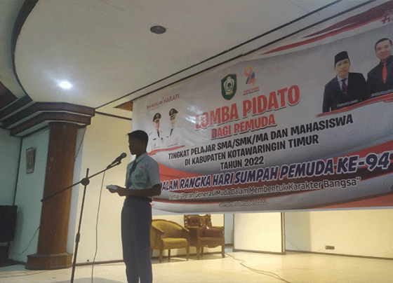 Seorang siswa SMA peserta lomba pidato menyampaikan pidatonya pada lomba yang digelar pada Selasa 18 Oktober 2022.