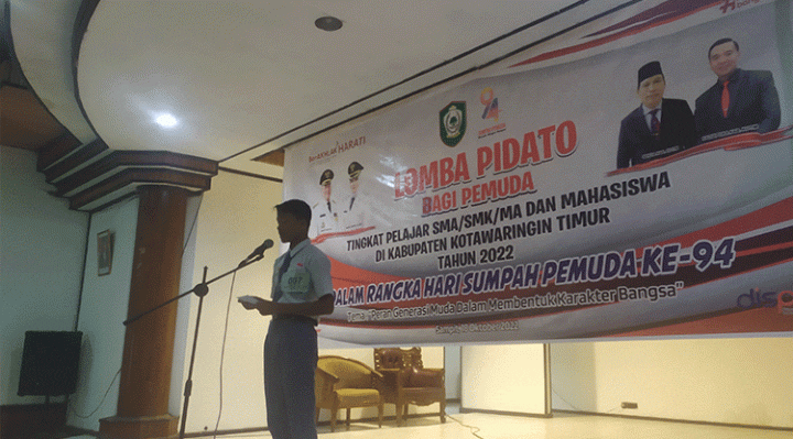 Seorang siswa SMA peserta lomba pidato menyampaikan pidatonya pada lomba yang digelar pada Selasa 18 Oktober 2022.