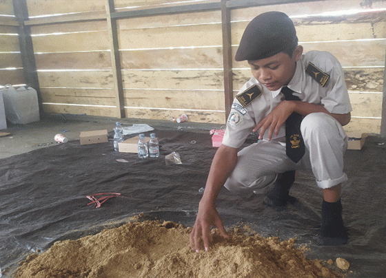 Seorang siswa SMKN 4 Sampit belajar budidaya jamur tiram Kamis 20 Oktober 2022.