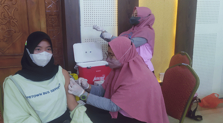 Seorang wanita mendapat dosis vaksin di Rumah Jabatan Bupati Kotim sebagai peringatan HKN ke 58 Kamis 20 Oktober 2022.
