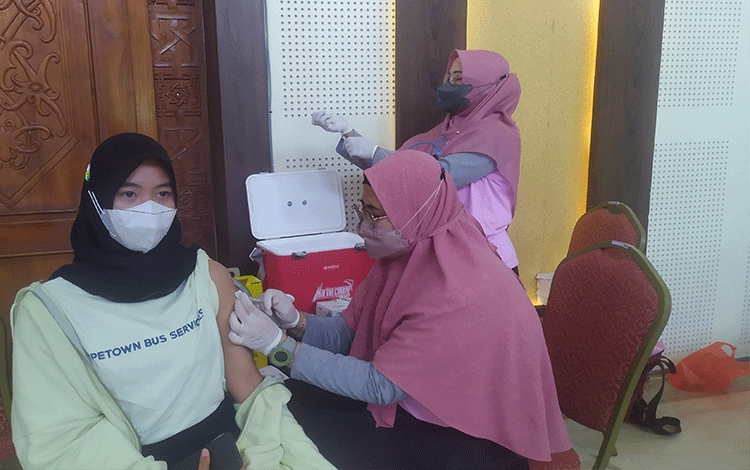 Rela Nginap di Sampit Demi Dapat Vaksin Booster