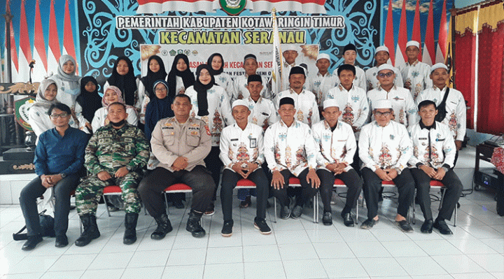 Sesi foto bersama 52 kafilah Kecamatan Seranau yang dilepas untuk mengikuti ajang MTQ Kotim Jumat 28 Oktober 2022.