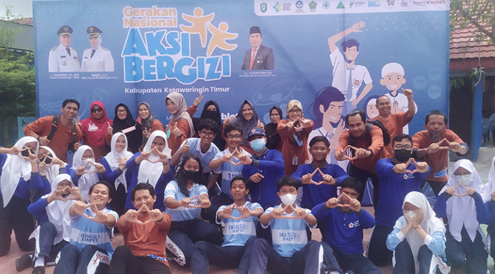 Sesi foto bersama petugas Dinkes Kotim dan PMR SMAN 1 Sampit pada acara aksi bergizi nasional Rabu 26 Oktober 2022.