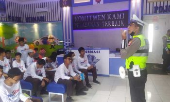 Sesi tanya jawab program parent teaching Siswa SMP IT Arafah ke Markas Satlantas Polres Kotim