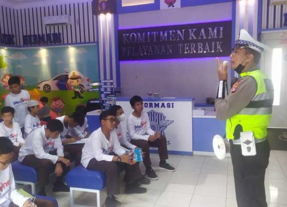 Sesi tanya jawab program parent teaching Siswa SMP IT Arafah ke Markas Satlantas Polres Kotim