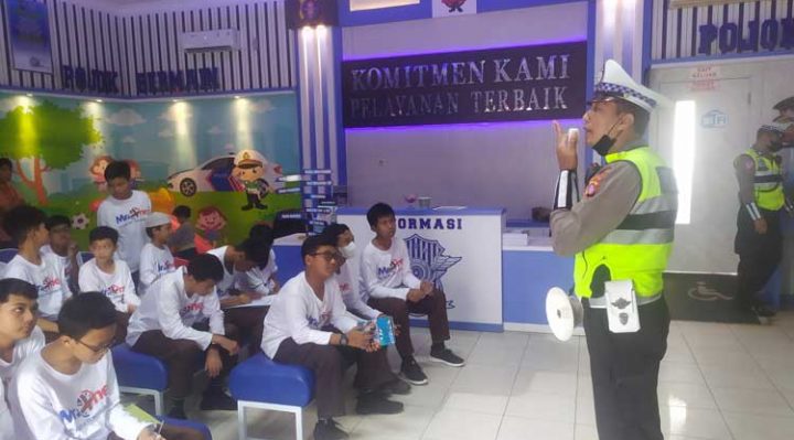 Sesi tanya jawab program parent teaching Siswa SMP IT Arafah ke Markas Satlantas Polres Kotim