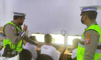 Siswa SMP IT Arafah Dikenalkan dengan Ujian Teori Pembuatan SIM oleh petugas Satlantas Polres Kotim Sabtu 29 Oktober 2022
