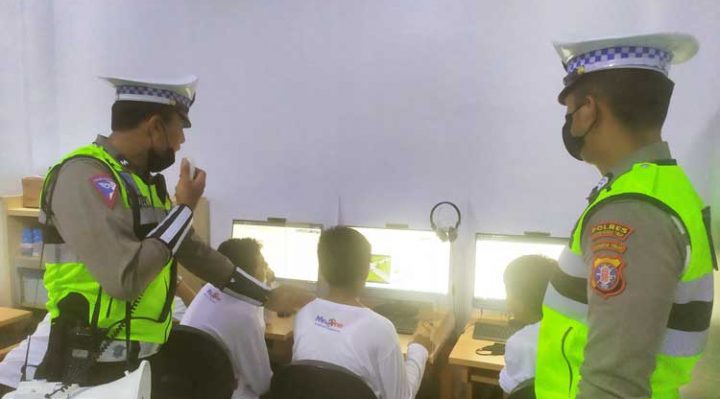 Siswa SMP IT Arafah Dikenalkan dengan Ujian Teori Pembuatan SIM oleh petugas Satlantas Polres Kotim Sabtu 29 Oktober 2022