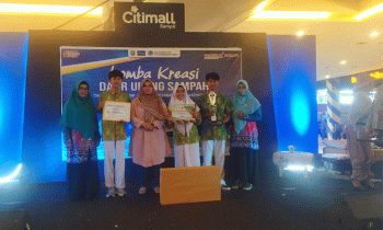 Siswa dan siswi tim SMAN 1 Sampit menerima predikat juara 1 Lomba Inovasi Teknologi DLH Kotim Minggu 23 Oktober 2022.