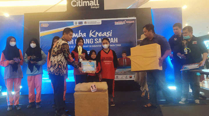 Siswi siswi SDN 4 Ketapang peraih Juara Harapan 2 pada Lomba Kreasi Daur Ulang Sampah Tingkat SD dan SMP Minggu 23 Oktober 2022.