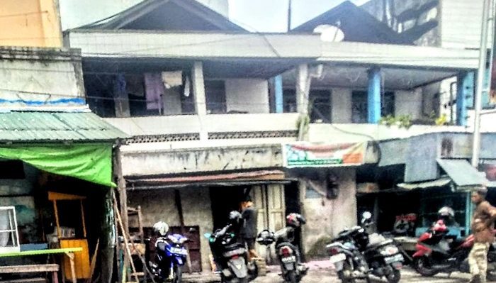 Suasana ruko yang dijadikan tempat penggilingan pentol di Jalan Ir Juanda Samoit yang yanris terbakar Jumat 21 Oktober 2022