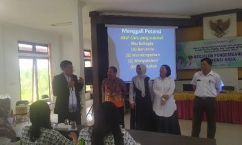 Suyoso memakai jas berwarna hitam posisi paling kiri menerangkan kiat sukses pengembangan potensi siswa Jumat 14 Oktober 2022