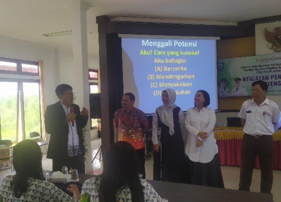 Suyoso memakai jas berwarna hitam posisi paling kiri menerangkan kiat sukses pengembangan potensi siswa Jumat 14 Oktober 2022