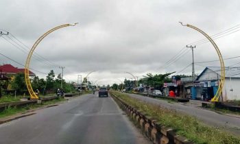 Tiang terowongan cahaya di Jalan Tjilik Riwut Sampit saat ini terus dibangun.
