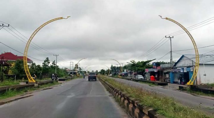 Tiang terowongan cahaya di Jalan Tjilik Riwut Sampit saat ini terus dibangun.