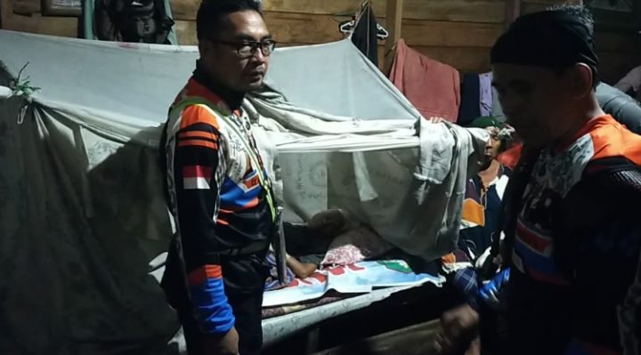 Tim HNR Trail Adventure bersama Camat Kota Besi saat melihat kondisi nenek korban musibah banjir yang sedang sakit