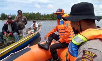 Tim gabungan bersama nelayan saat mengevakuasi terhadap korban