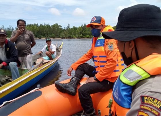 Tim gabungan bersama nelayan saat mengevakuasi terhadap korban