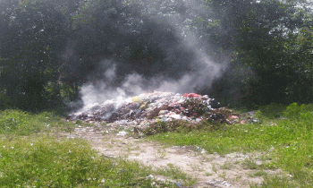 Timbulan sampah terhampar pada sebidang lahan di Kelurahan Pasir Putih Rabu 26 September 2022.