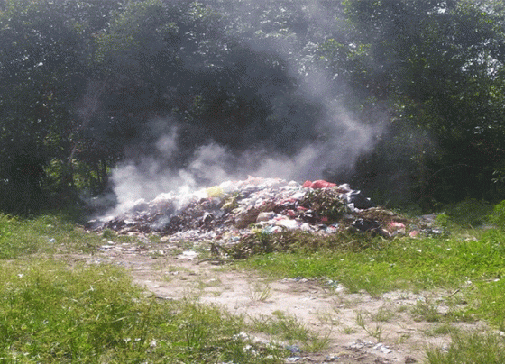 Timbulan sampah terhampar pada sebidang lahan di Kelurahan Pasir Putih Rabu 26 September 2022.