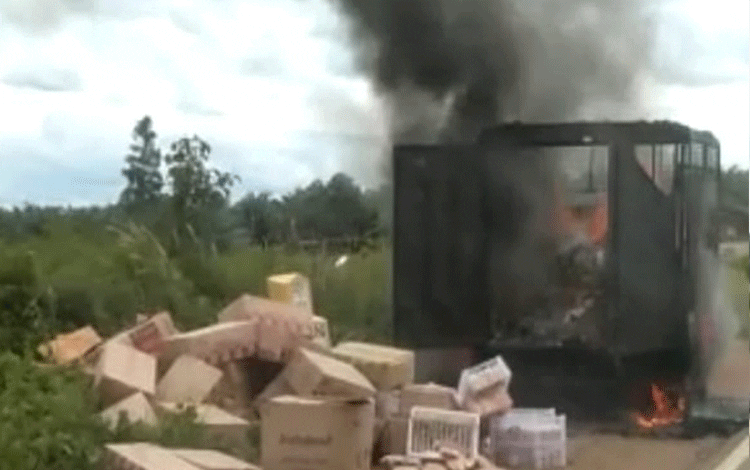 Diduga Korsleting, Mobil Muat Roti Terbakar di Cempaga Hulu