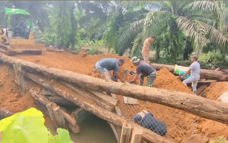 Sempat Terputus, Jembatan Penghubung Dua Desa di Kecamatan Tualan Hulu Rampung Diperbaiki