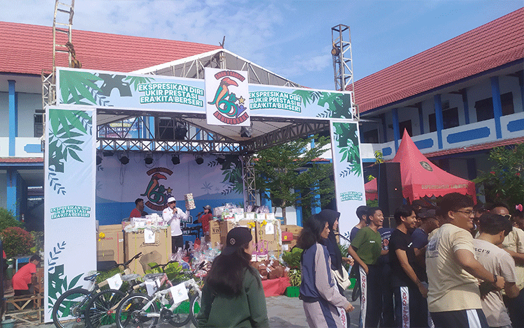 SMA Negeri 1 Sampit Gelar Jalan Sehat