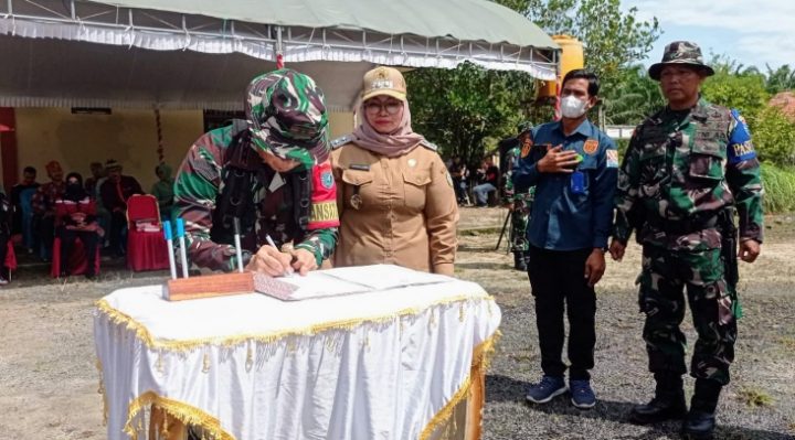 Wakil Bupati Kotawaringin Timur Irawati dan Komandan Kodim 1015 Sampit Letkol Inf Abdul Hamid Saat membuka TMMD ke 115 di Kelurahan Tanah Mas