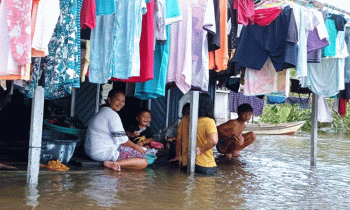 Warga Kotim Kotim beraktivitas di depan rumahnya yang saat ini dilanda banjir baik itu menjemur pakaian dan aktivitas lainnya Kamis 20 Oktober 2022. 1