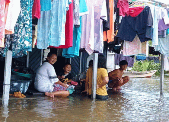 Warga Kotim Kotim beraktivitas di depan rumahnya yang saat ini dilanda banjir baik itu menjemur pakaian dan aktivitas lainnya Kamis 20 Oktober 2022. 1