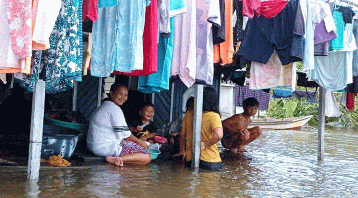 Warga Kotim Kotim beraktivitas di depan rumahnya yang saat ini dilanda banjir baik itu menjemur pakaian dan aktivitas lainnya Kamis 20 Oktober 2022. 1