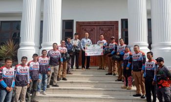 penyerahan bantuan oleh Pimpinan Cabang Bank Kalteng kepada HNR Trail Adventure Kotim untuk disalurkan kepada korban banjir