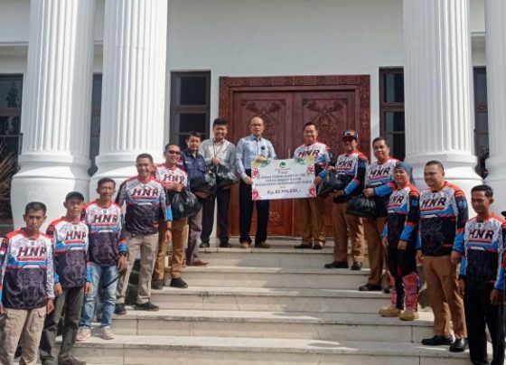 penyerahan bantuan oleh Pimpinan Cabang Bank Kalteng kepada HNR Trail Adventure Kotim untuk disalurkan kepada korban banjir