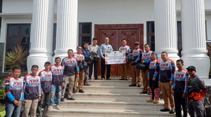 penyerahan bantuan oleh Pimpinan Cabang Bank Kalteng kepada HNR Trail Adventure Kotim untuk disalurkan kepada korban banjir