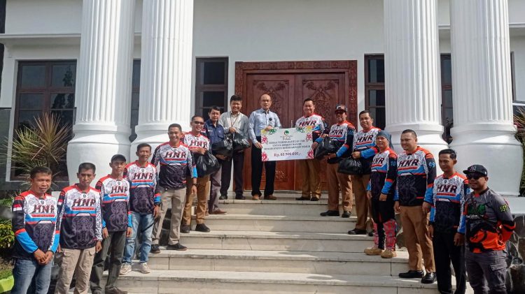 HNR Trail Kotim Salurkan Bantuan Ratusan Paket Sembako untuk Korban Banjir