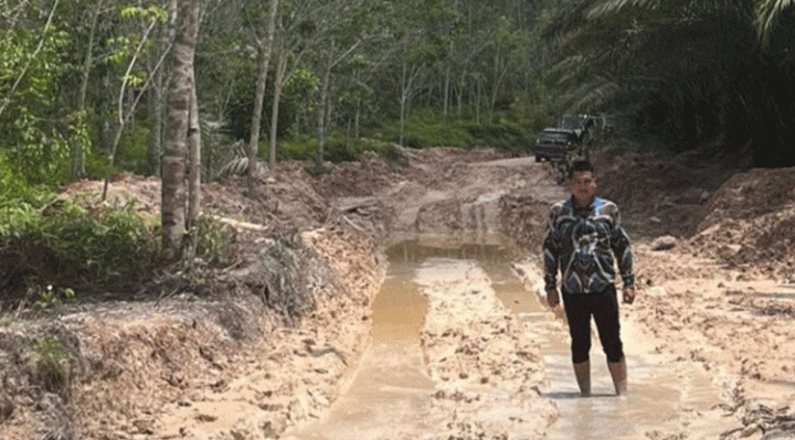 Anggota DPRD Kotim M Abadi berfoto di jalan poros yang rusak.