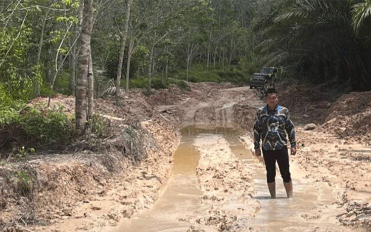 Jalan Poros Penghubung 6 Desa di Mentaya Hulu Rusak Parah, Abadi: Anggarkan di 2023