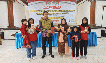 Asykuriah dan siswa KOSEPAT berfoto bersama Kadis Koperasi dan UMKM Kotim Rusmiati serta perwakilan dari Polda Kalteng AKBP Dodo Hendro Kusuma SIK.