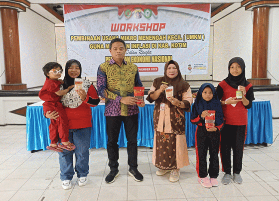 Asykuriah dan siswa KOSEPAT berfoto bersama Kadis Koperasi dan UMKM Kotim Rusmiati serta perwakilan dari Polda Kalteng AKBP Dodo Hendro Kusuma SIK.